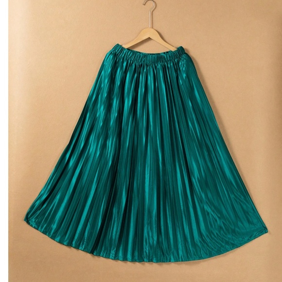 Classic Emerald Green Pleated Party Maxi Skirt - Picture 3 of 5